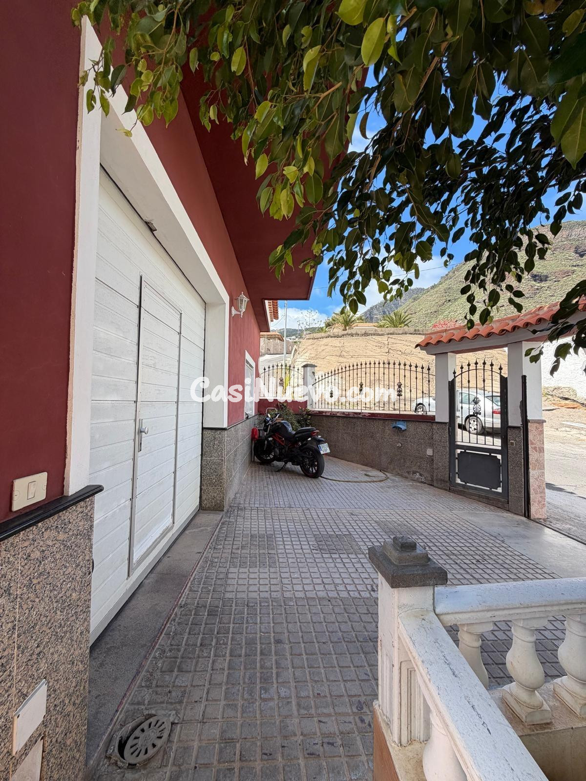 Amplia casa familiar con terrazas, vistas y gran garaje en C - foto 3