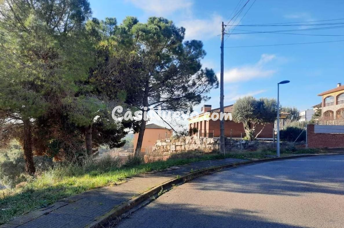 Gran parcela urbana de 2.498 m2 en entorno natural para dos viviendas