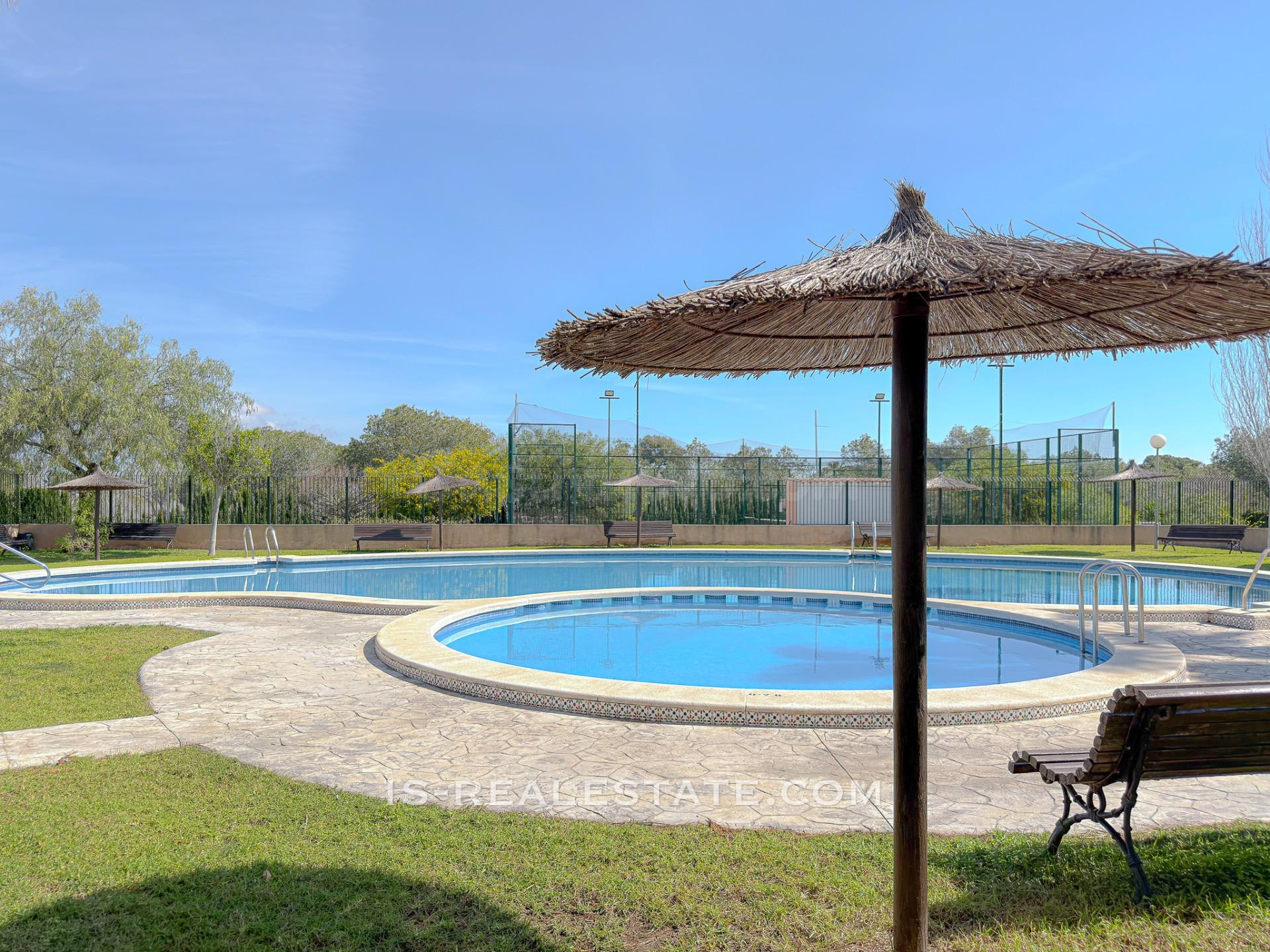 Dream Hills! Encantador Bungalow listo para entrar a vivir en urbanización exclusiva con preciosas zonas verdes y piscina comunitaria