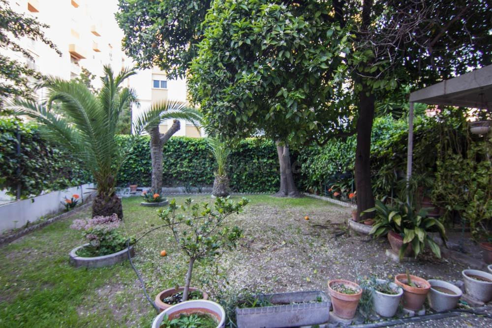 Chalet independiente con jardín en excelente ubicación junto - foto 2