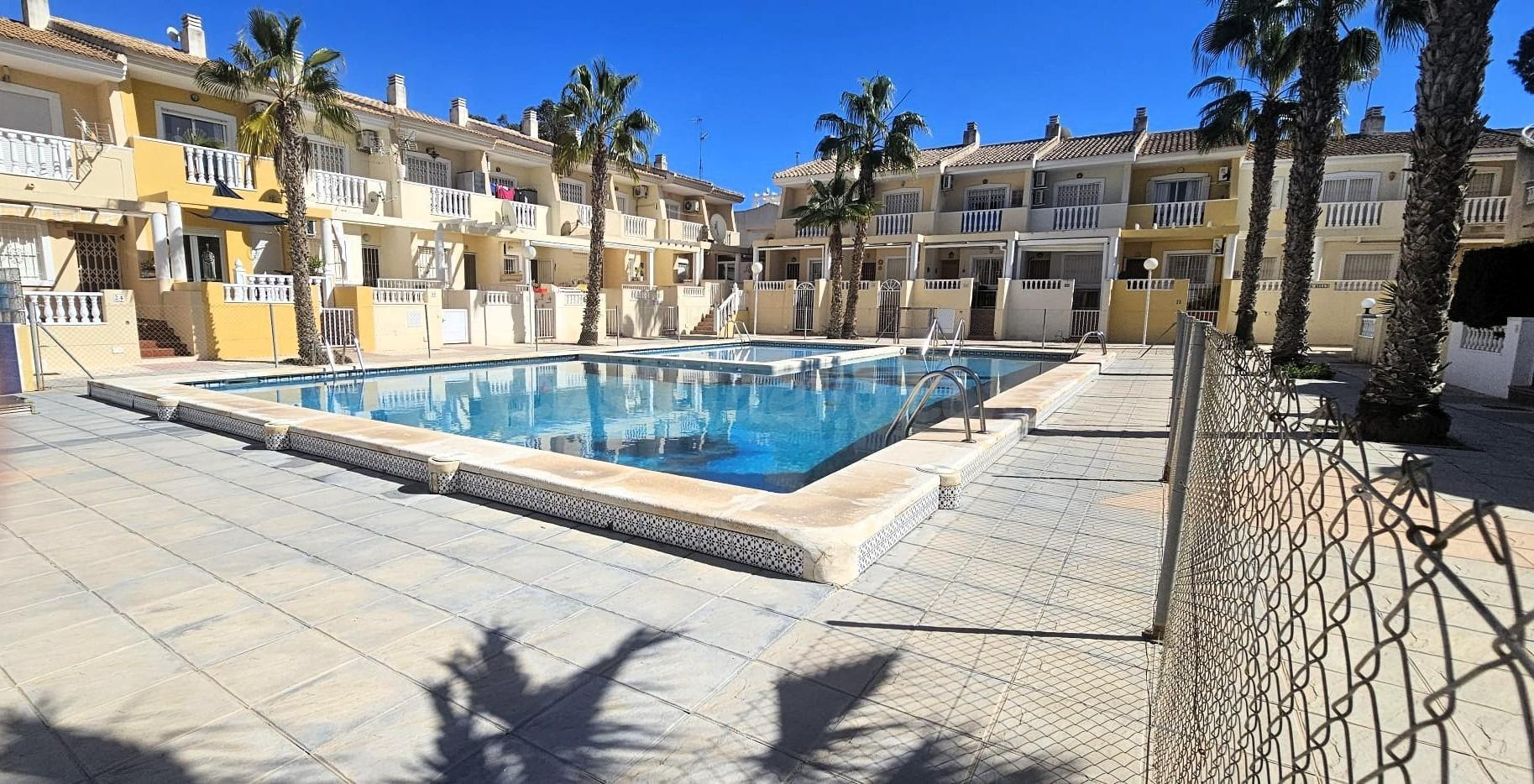 se vende un bungalo de 2 dormitorios en planta baja en comucidad con piscina y aparcamento para coche en La Mata