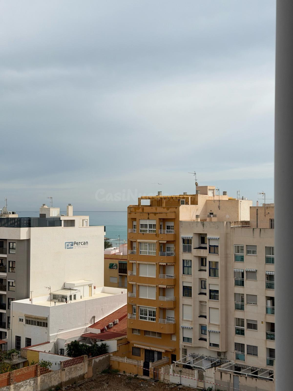 Dúplex en El Campello Playa: Amplio y Luminoso con Cercanía al Mar