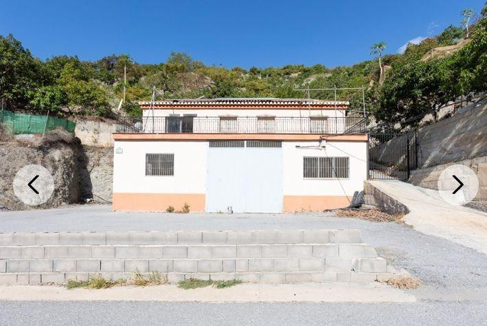 Casa con gran finca en la costa tropical