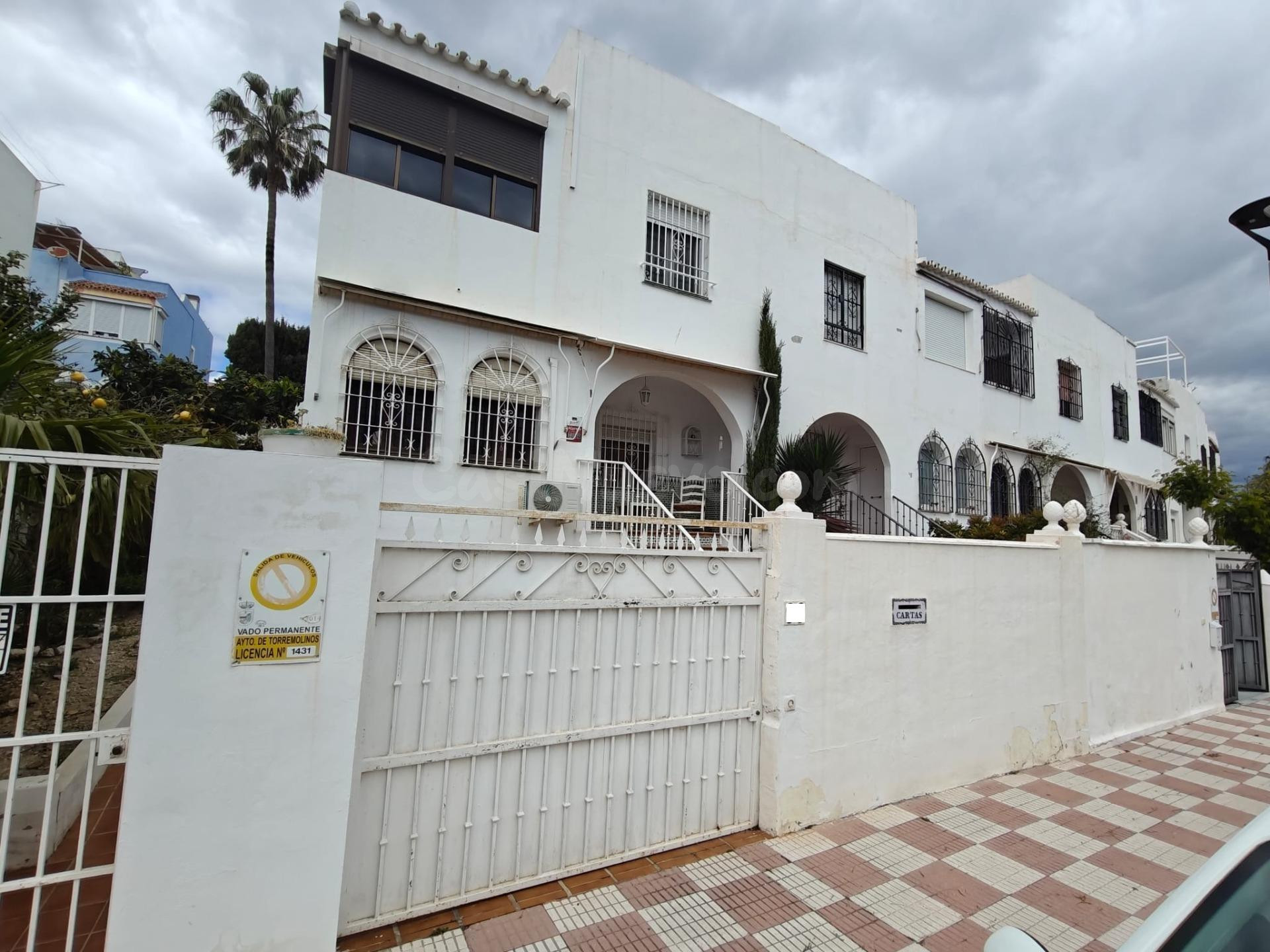 CHALET PAREADO CON VISTAS PANORÁMICAS A LA BAHÍA Y SOLÁRIUM EN LA COLINA