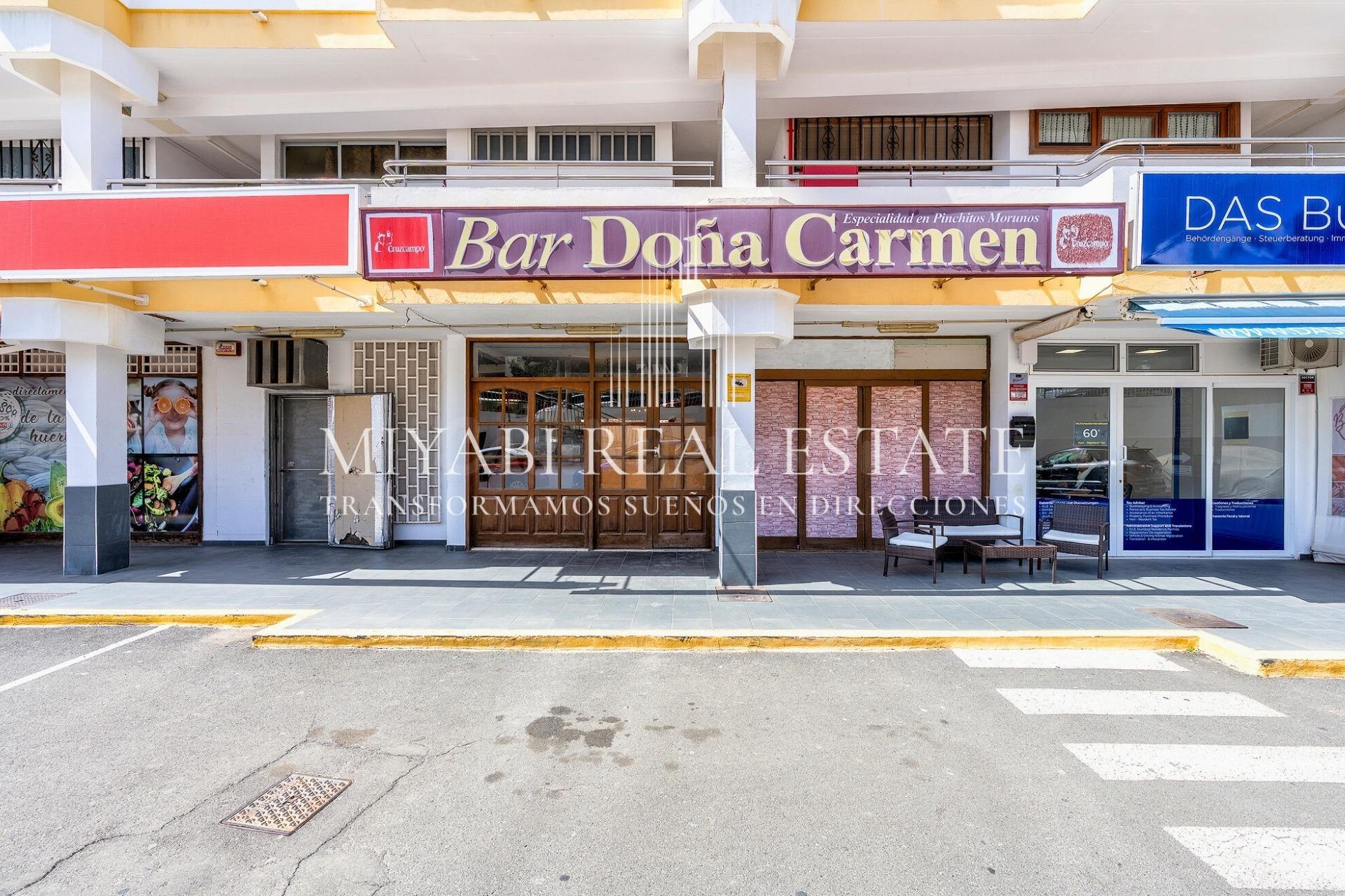 Restaurante con historia en Playa del Inglés – amplia terraza junto a piscina