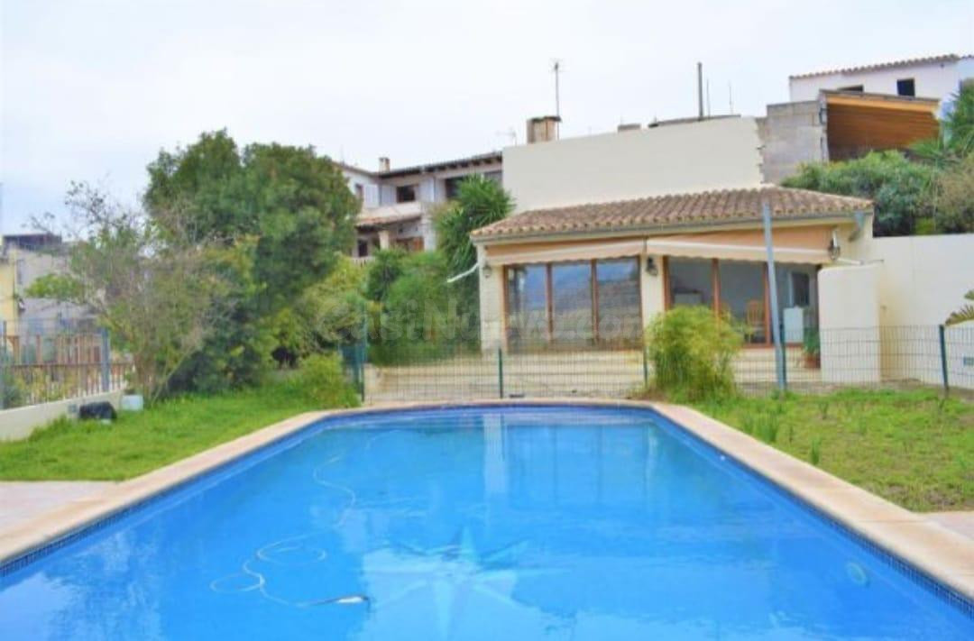 Casa con espacio y privacidad en el corazón de Campanet