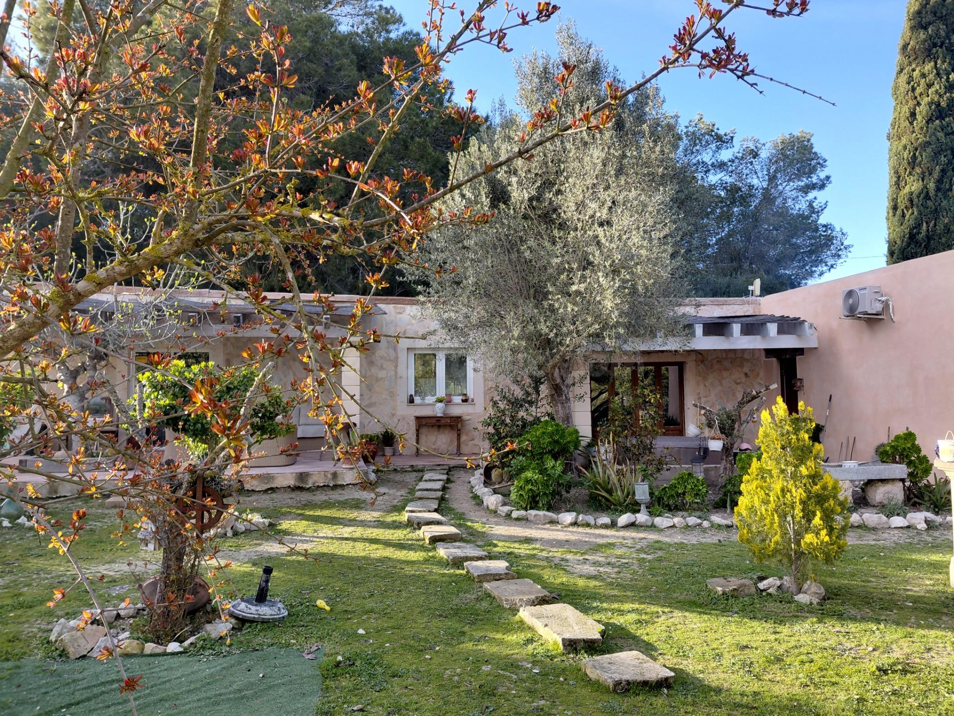 Finca rústica con vistas despejadas y reforma de alta calidad en Sant Joan.