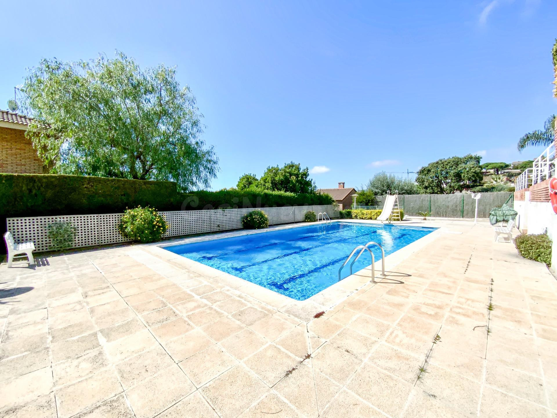 Casa adosada de 5 habitaciones, jardín y zona comunitaria con piscina en Teià