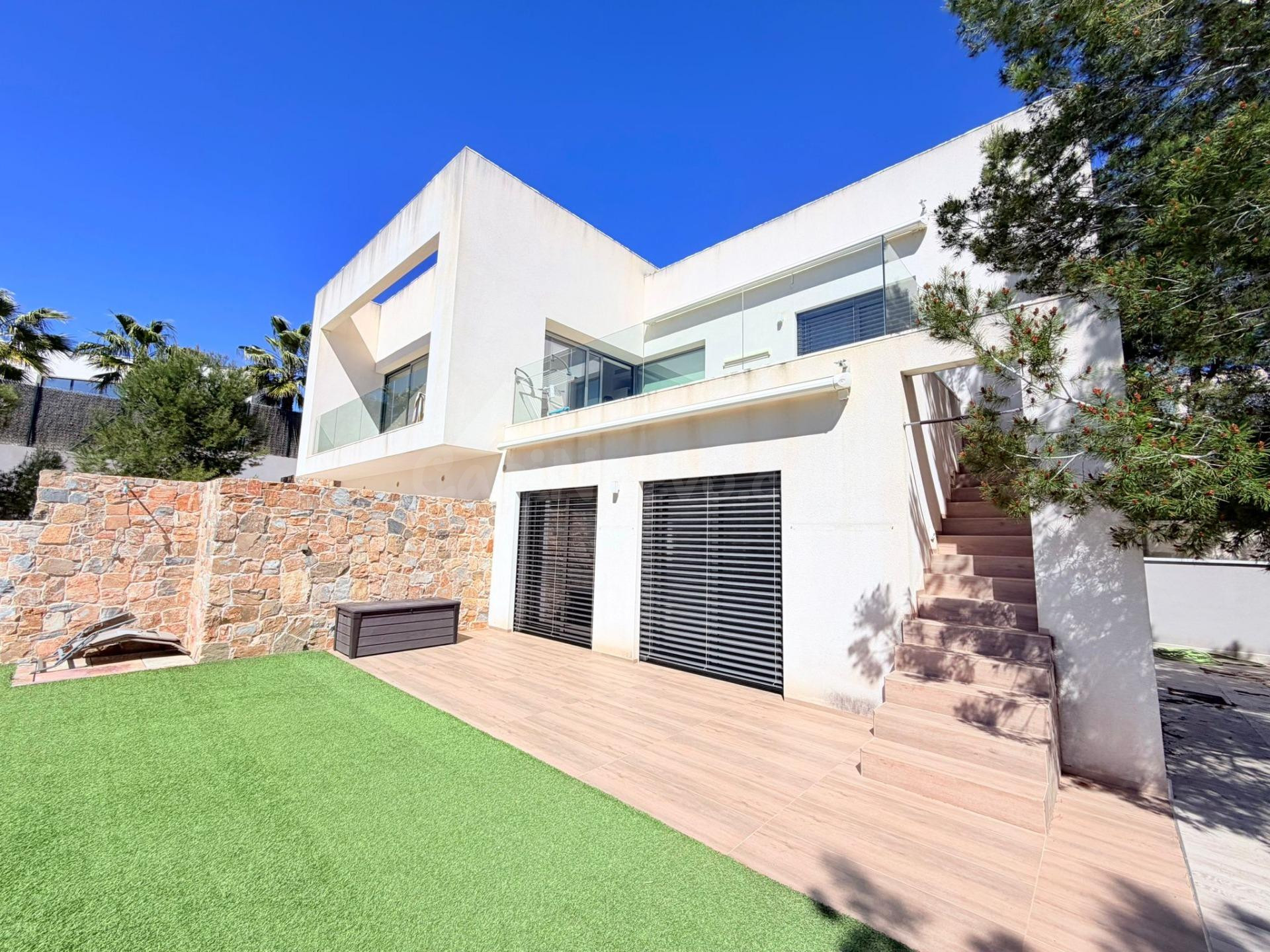 Espectacular Villa de Diseño con Vistas al Golf y Piscina Infinity en Entorno Exclusivo