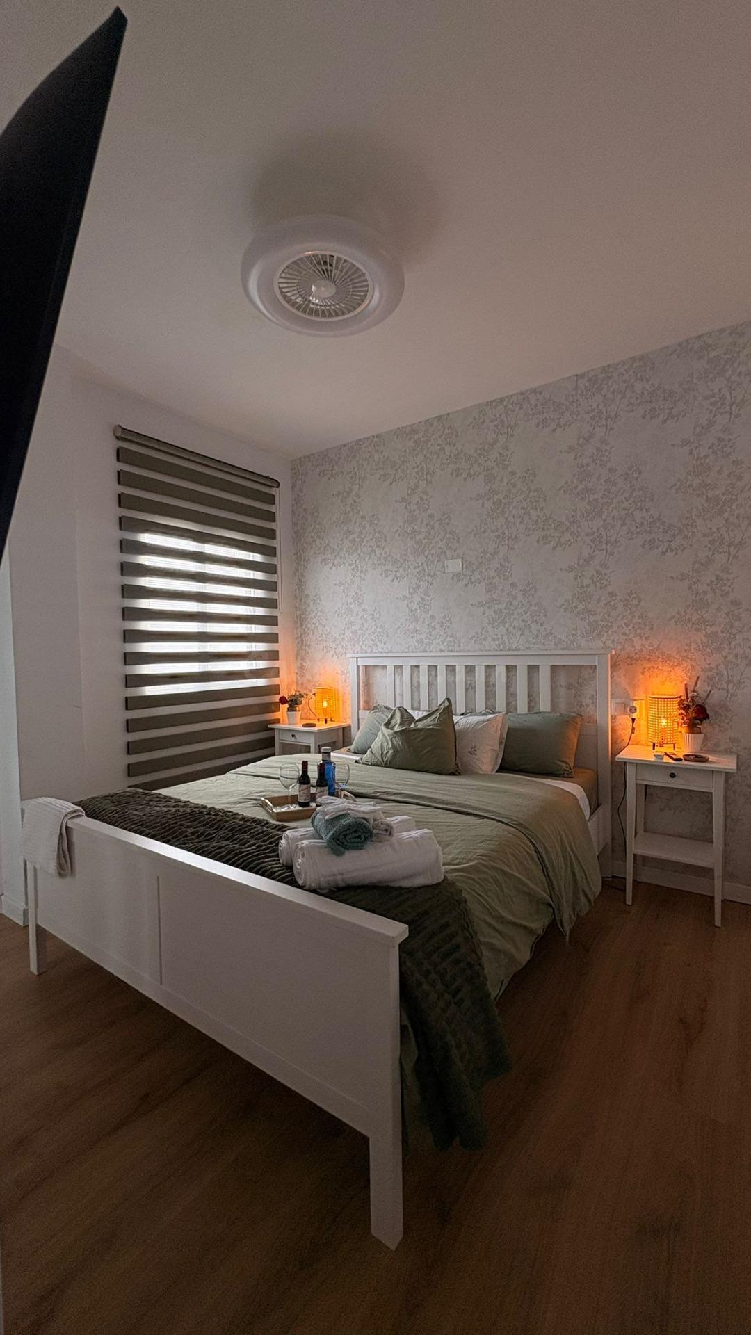 Se alquila habitación con mini cocina y  baño privado en piso totalmente reformado en El Batán