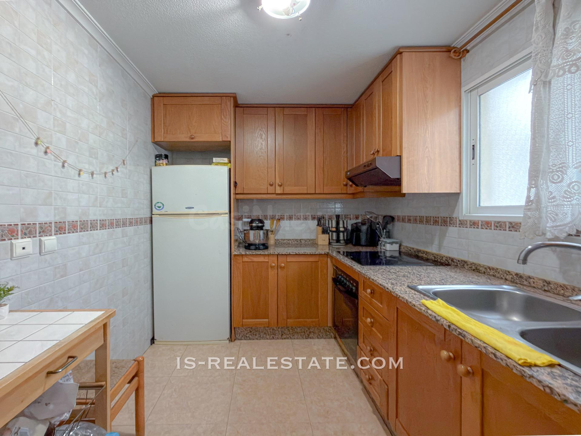 Apartamento con excelentes calidades y terraza con vistas despejadas a 650 metros del paseo marítimo