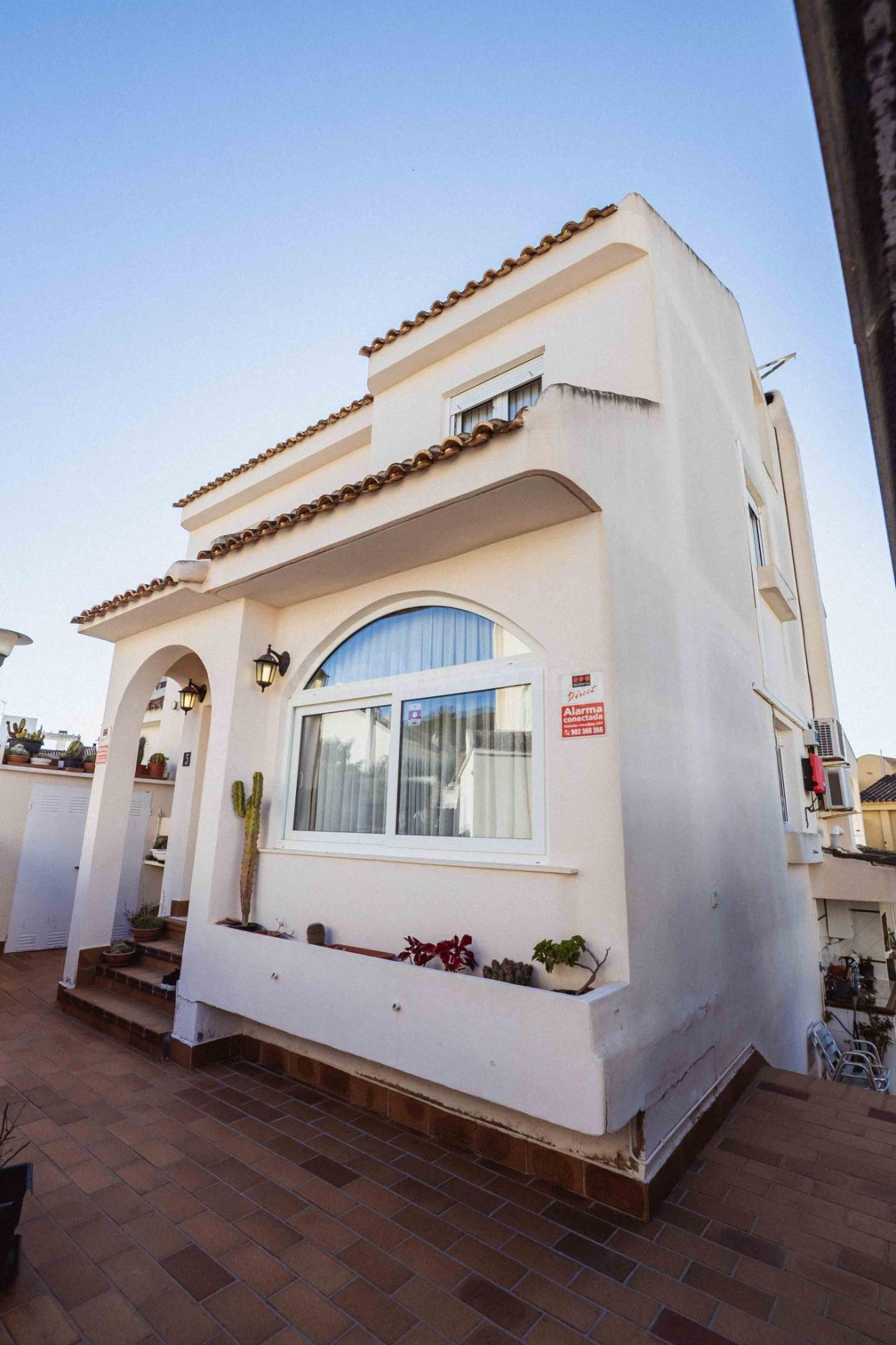Chalet Independiente de 6 habitaciones con Placas Solares en zona Sierra Helada