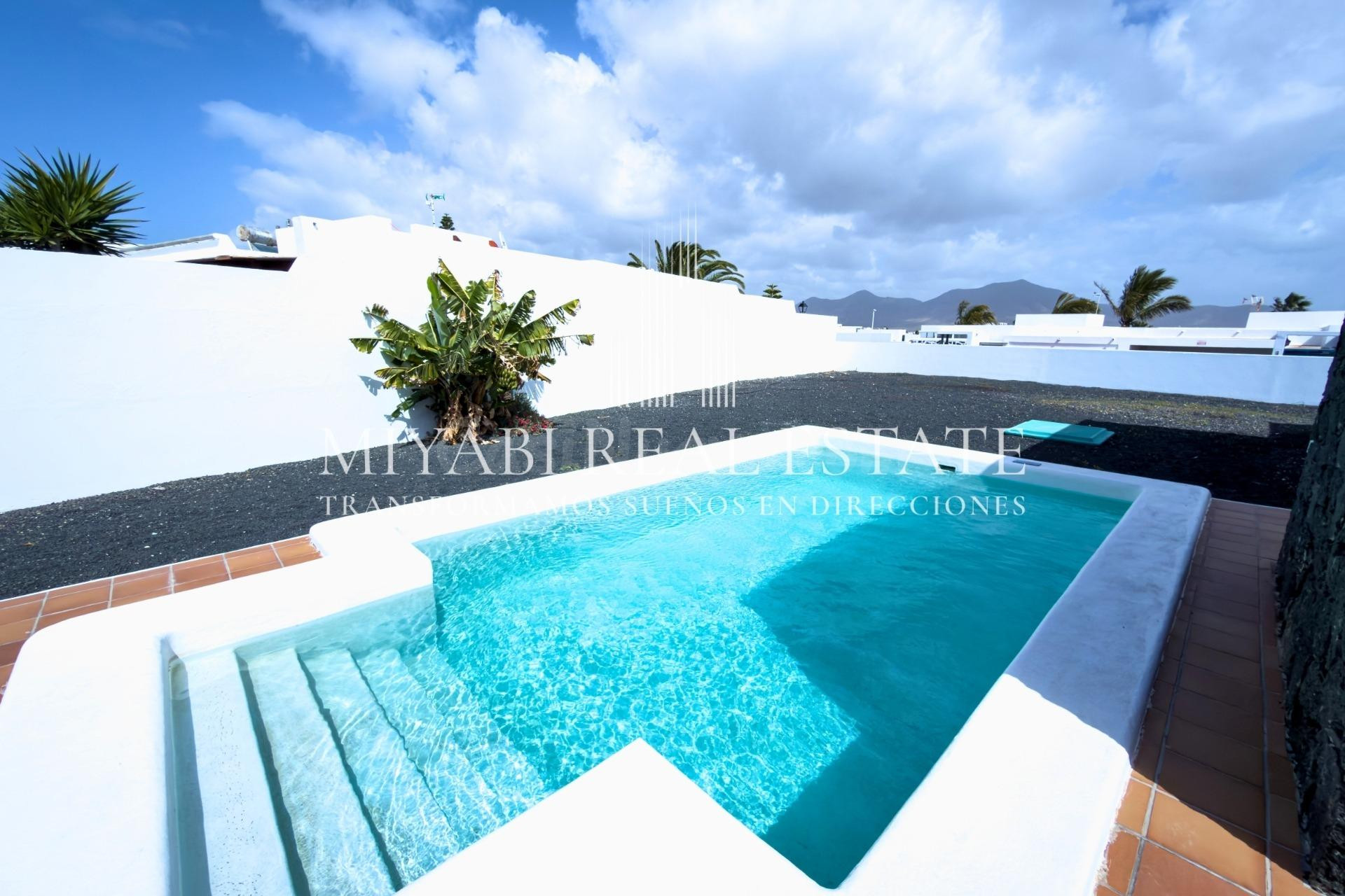 Bungalow con piscina y estudio independiente en Playa Blanca – vivir, desconectar y generar ingresos