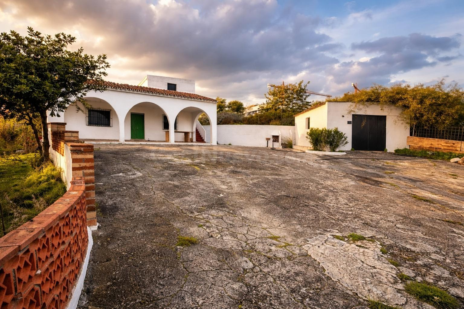 Finca tradicional con vistas al mar en gran parcela rústica en  Cancelada – Estepona