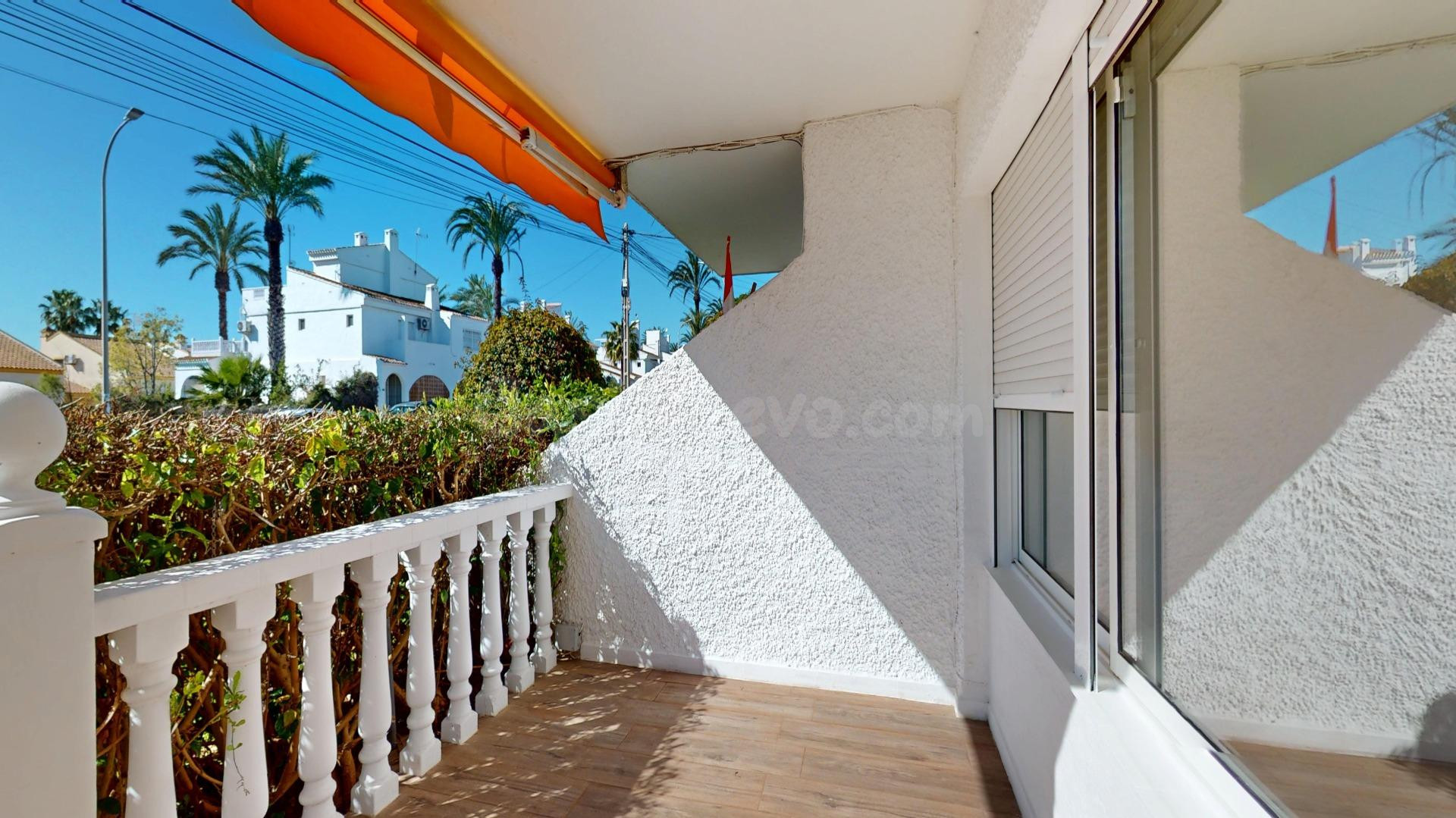 se vende un bungalo de 2 dormitrios y 1 baño con 2 terrasas  cerca de campo de golf Villamartin