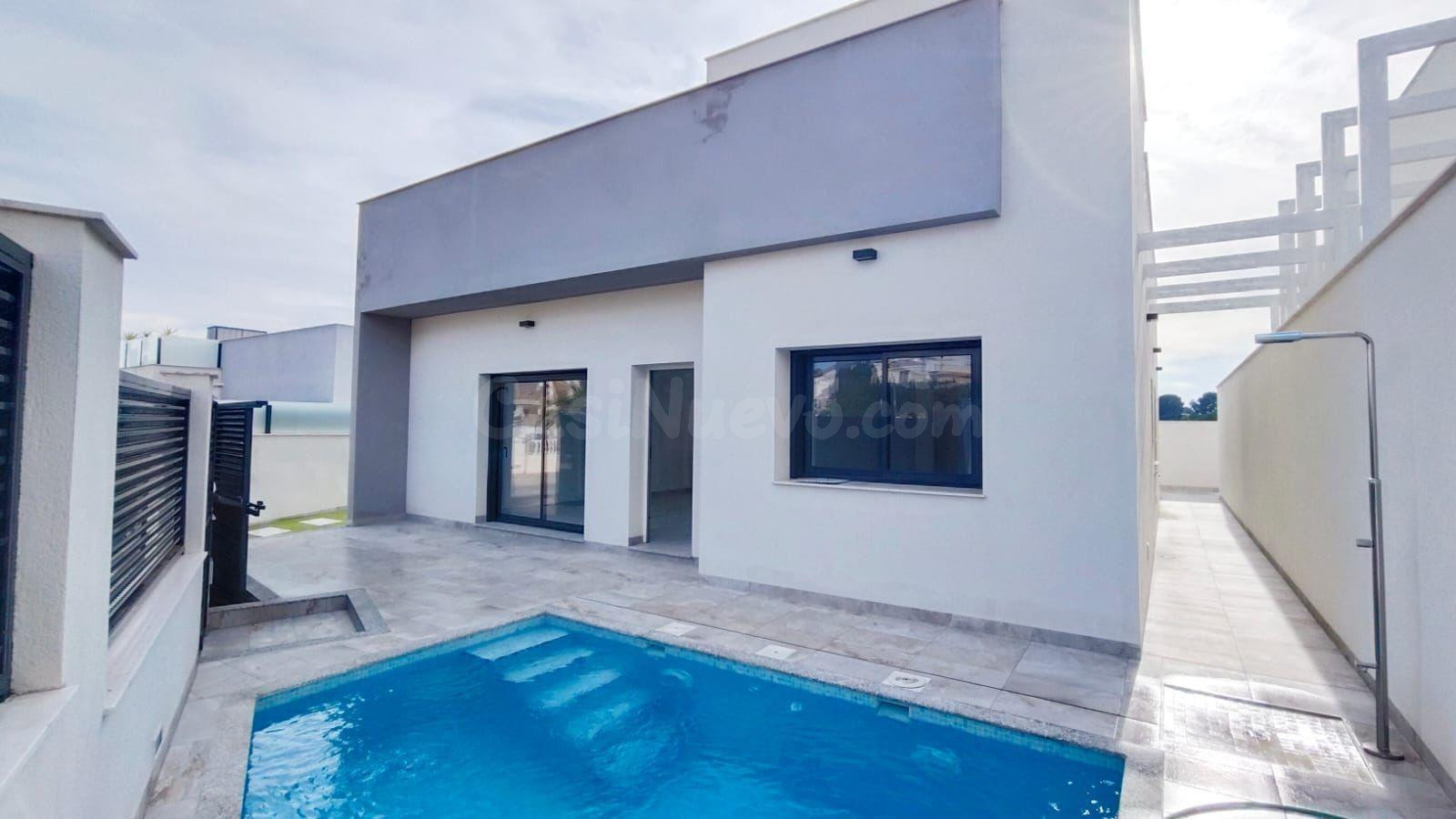 se vende el chalet nuevo de construcion con 3 dormitorios y 2 baños en la parcela de 300 m2 con piscina y solarium privados en Pinar de Campoverde