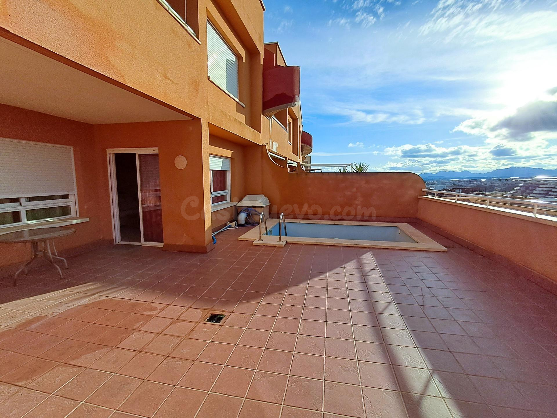 Apartamento de 2 dormitorios con piscina privada y terraza con vistas en El Hornillo