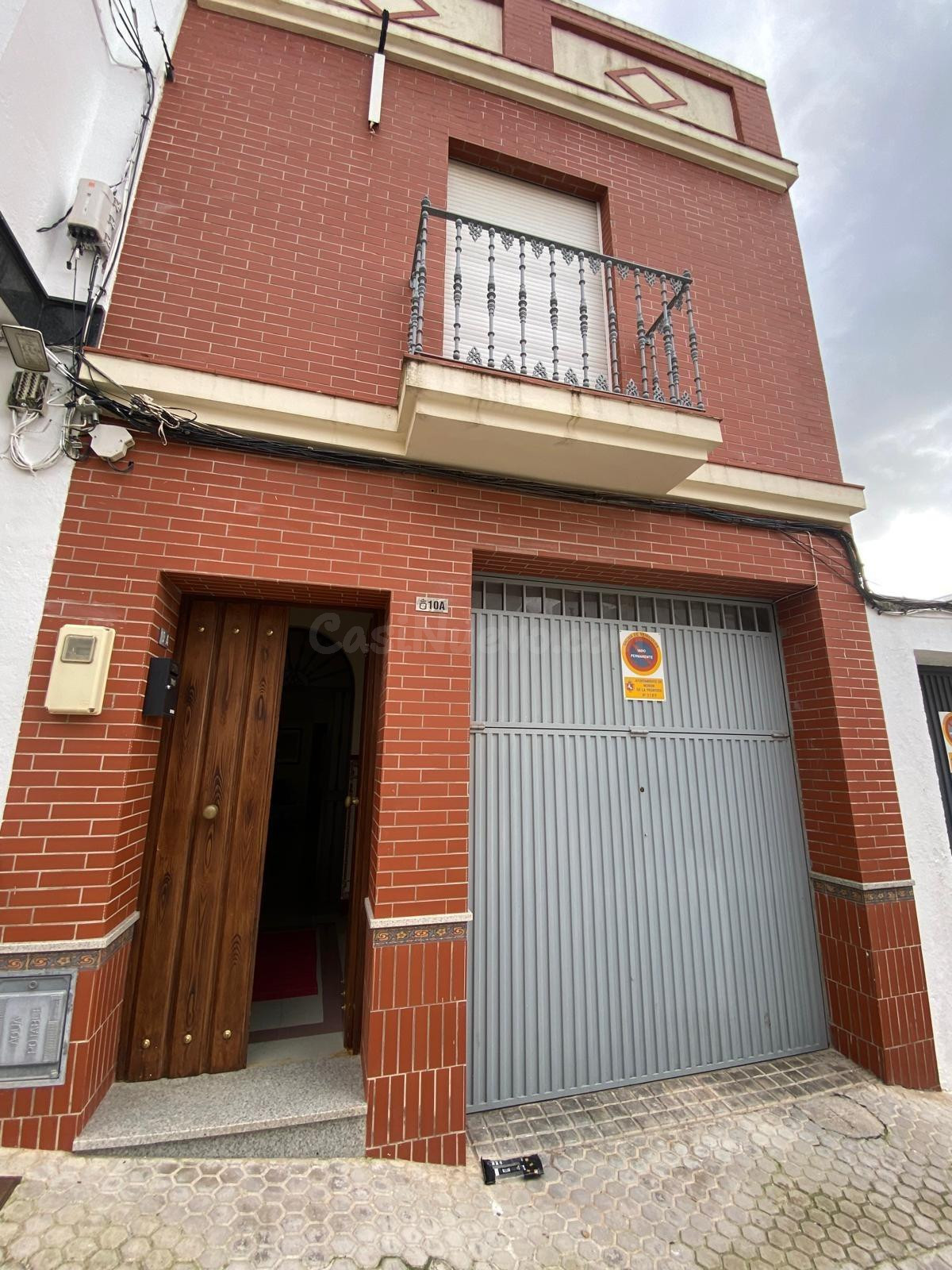 Amplia Casa de Tres Plantas con Patio y Azotea en Calle Santa Cecilia!