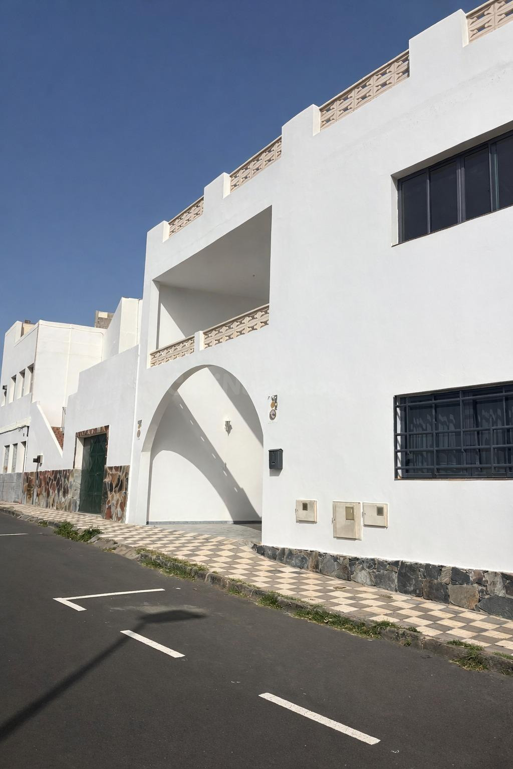 🌿 Una casa diseñada por suizos en calle Juan Negrin(Agüimes)