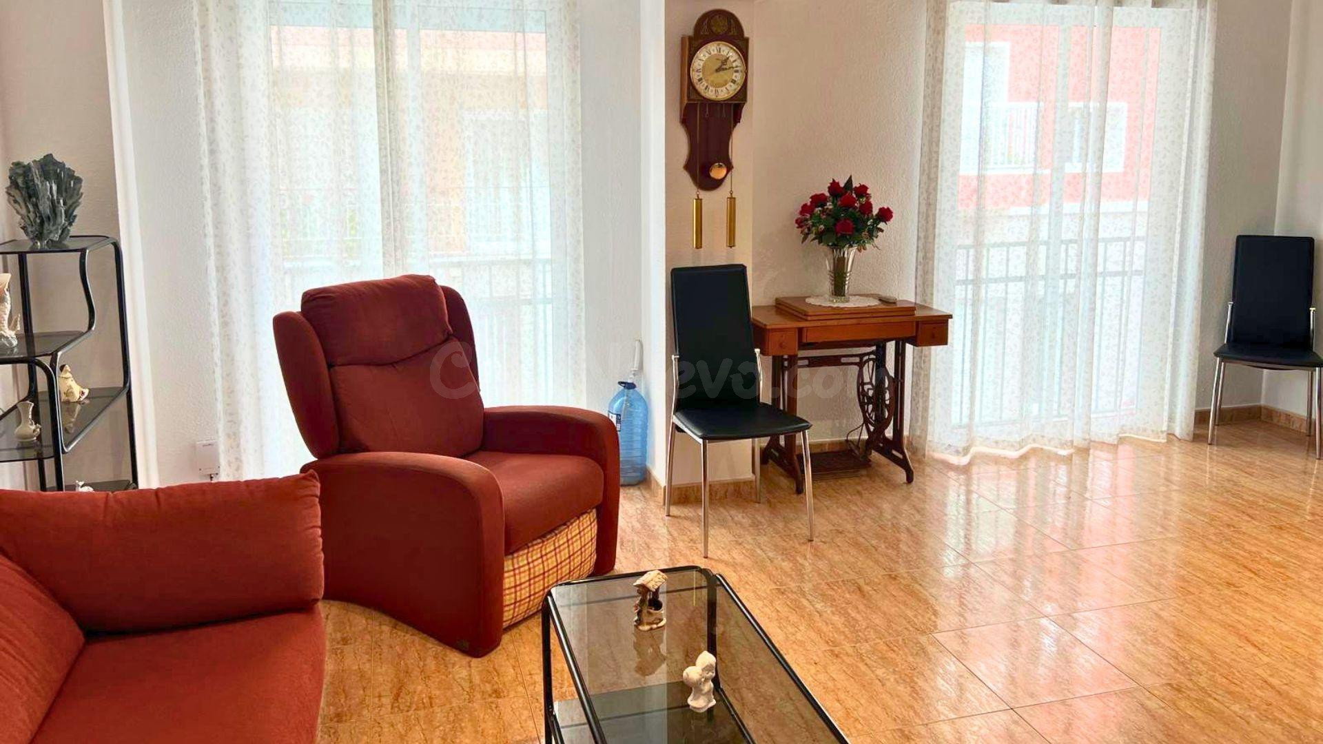Piso en venta de 3 dormitorios con patio interior en Elche