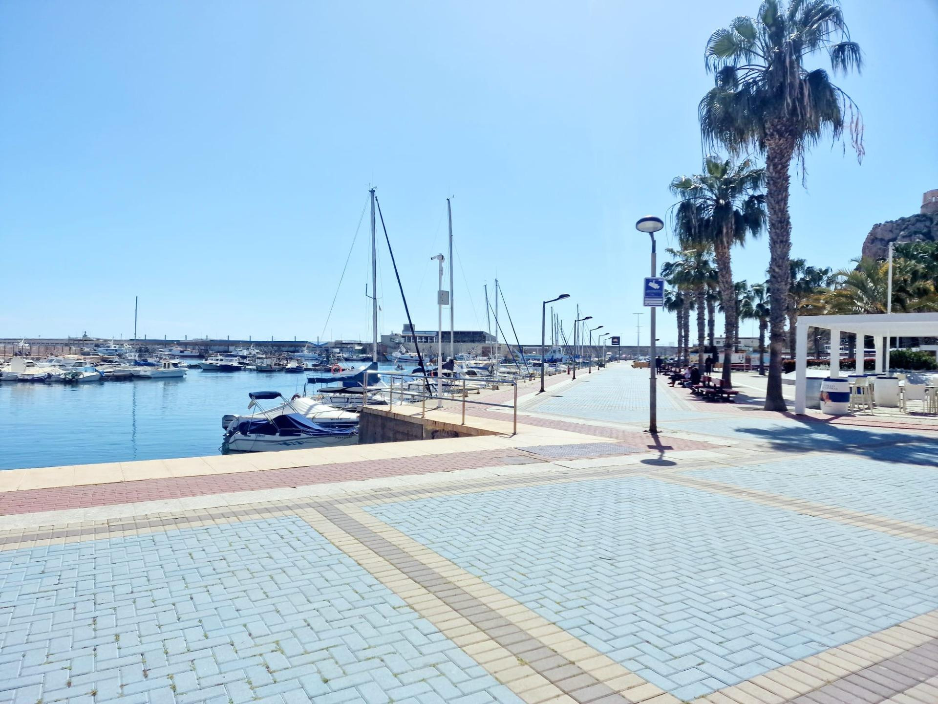 Piso de 4 dormitorios y vistas al puerto de Águilas