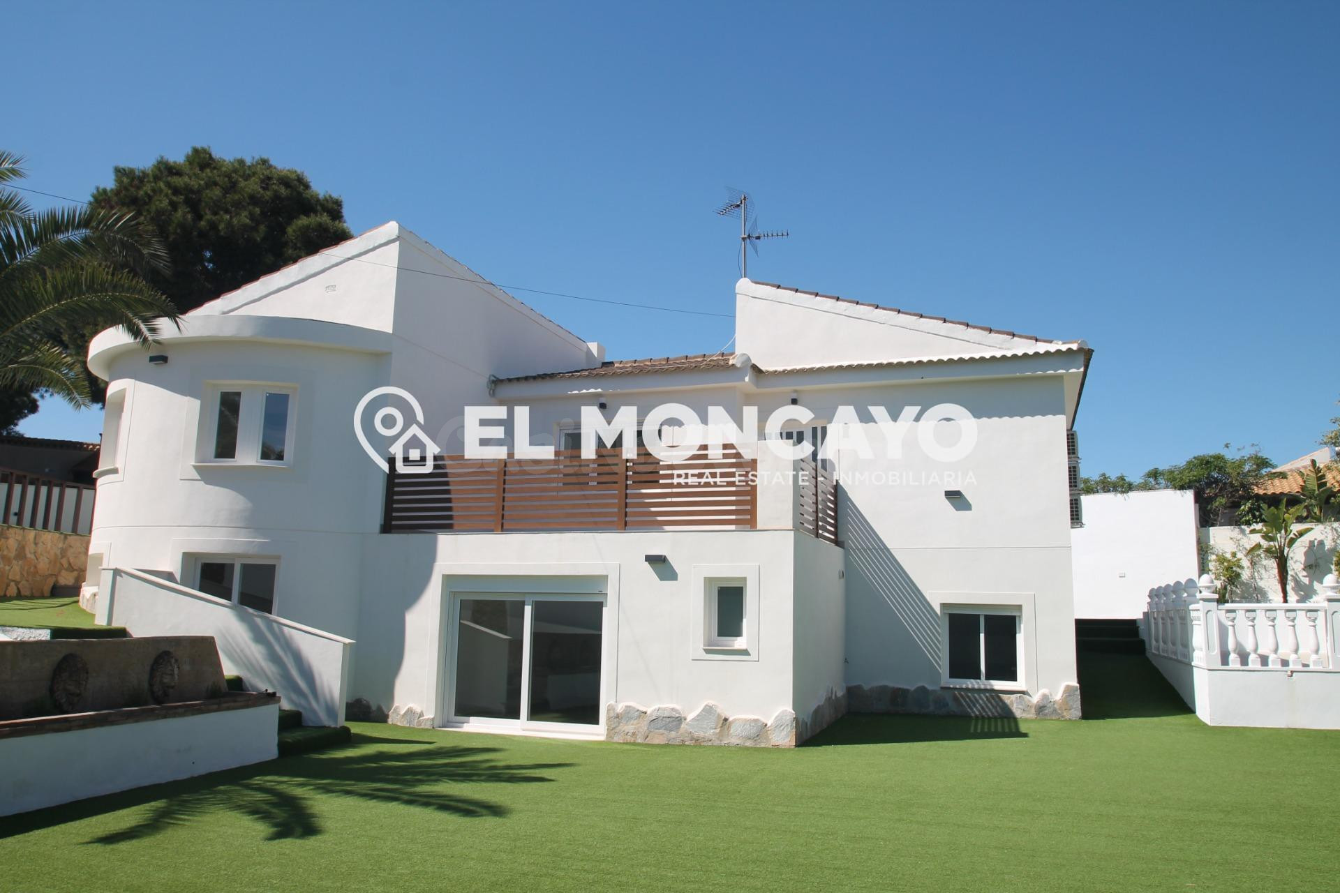 Maravilloso chalet independiente con jardín y piscina privada en la zona de Los Balcones, Torrevieja, Alicante