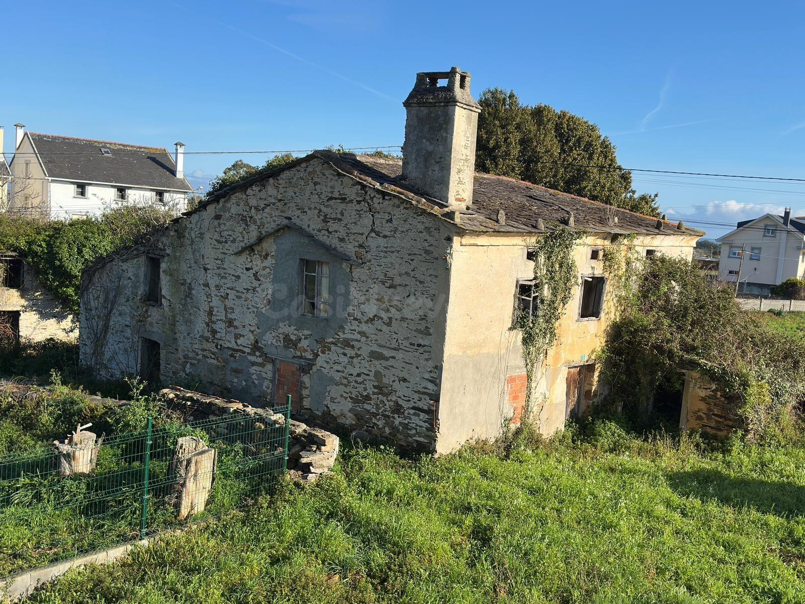 Casa de piedra para restaurar en Ribela (Cangas-Foz)