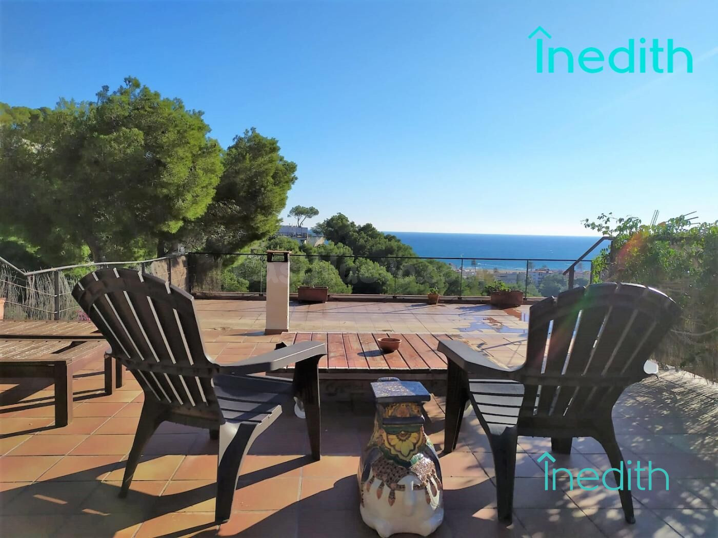 Bonita casa en urbanización exclusiva de Castelldefels, con vistas al mar y a la naturaleza.