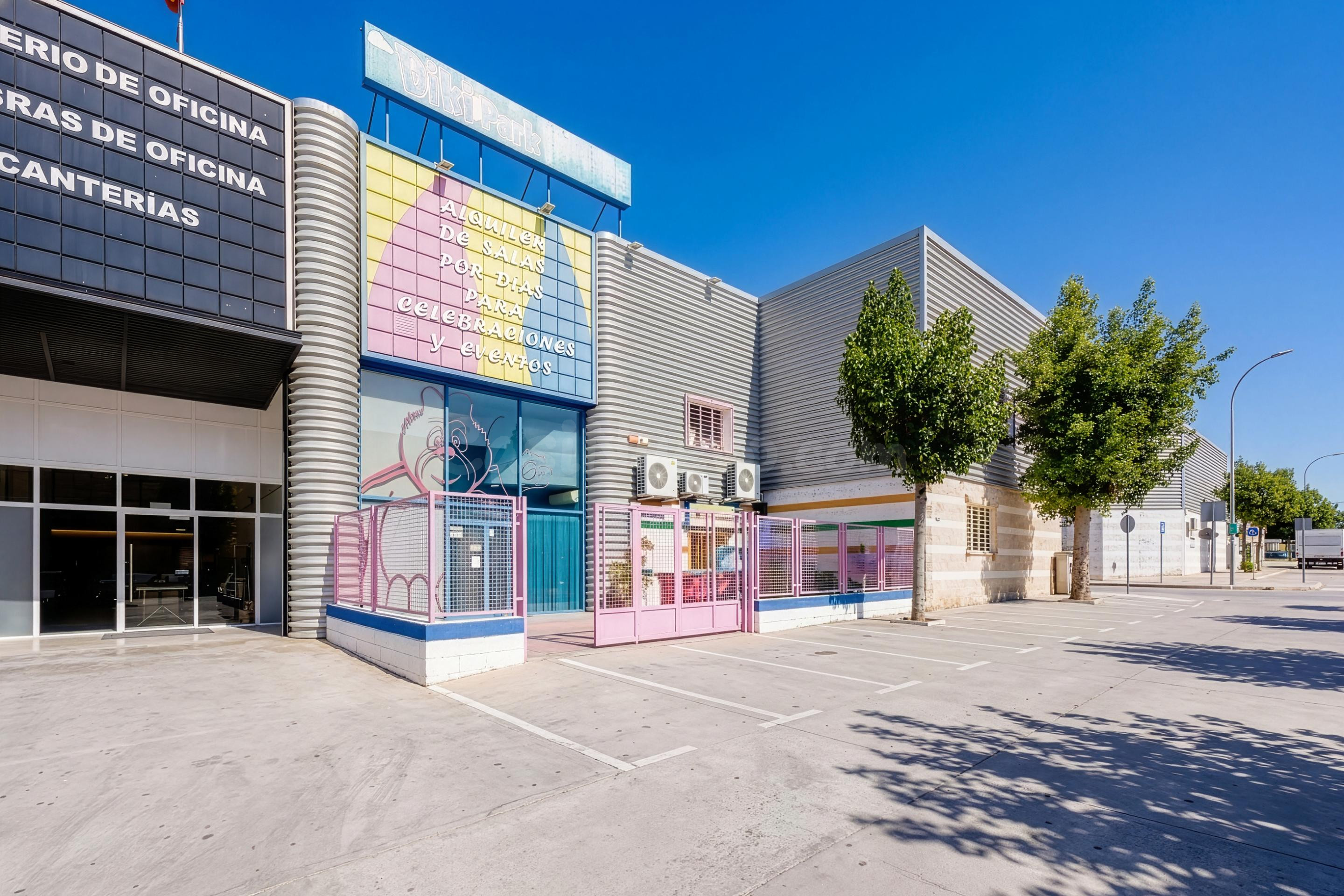 NAVE INDUSTRIAL EN VENTA  CON NEGOCIO  EN FUNCIONAMIENTO – PARQUE INFANTIL EN FUNCIONAMIENTO (MÁLAGA)