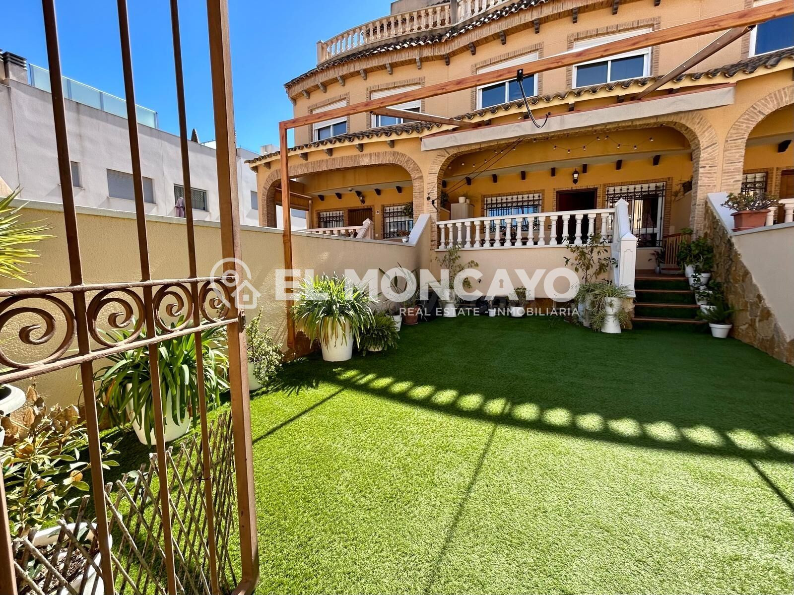 Fantástico bungalow adosado con jardín y solárium en la Urbanización El edén, junto a Guardamar del Segura, Alicante