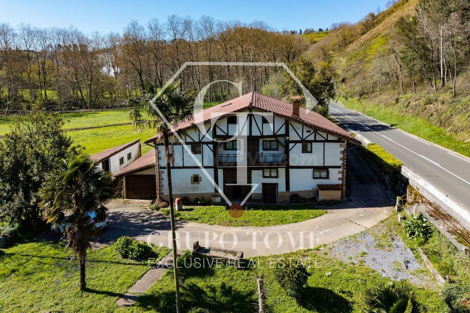 Caserío único con 18 hectáreas junto al río Oria