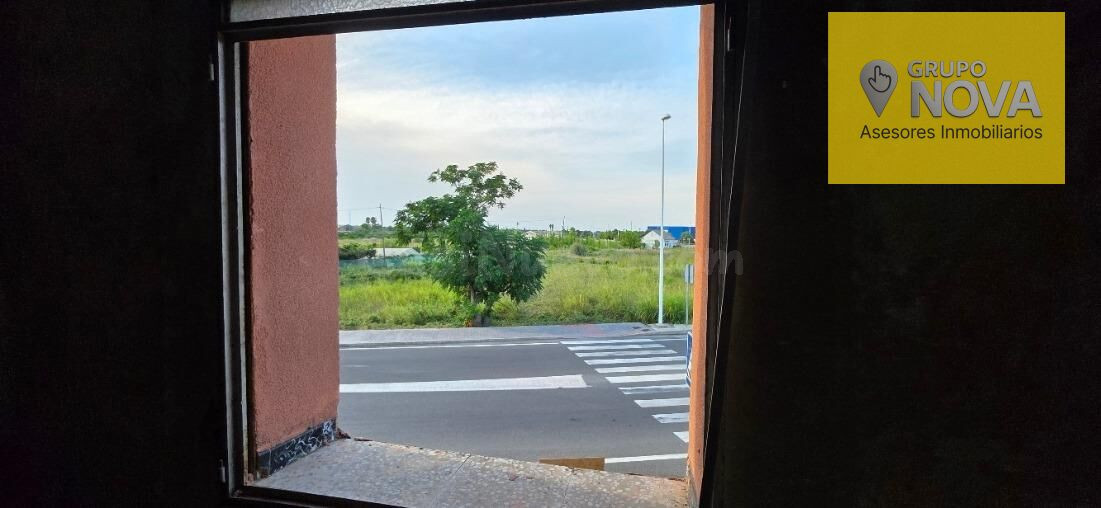 Chalet en Sueca: Oportunidad de Inversión para Crear tu Hogar Ideal