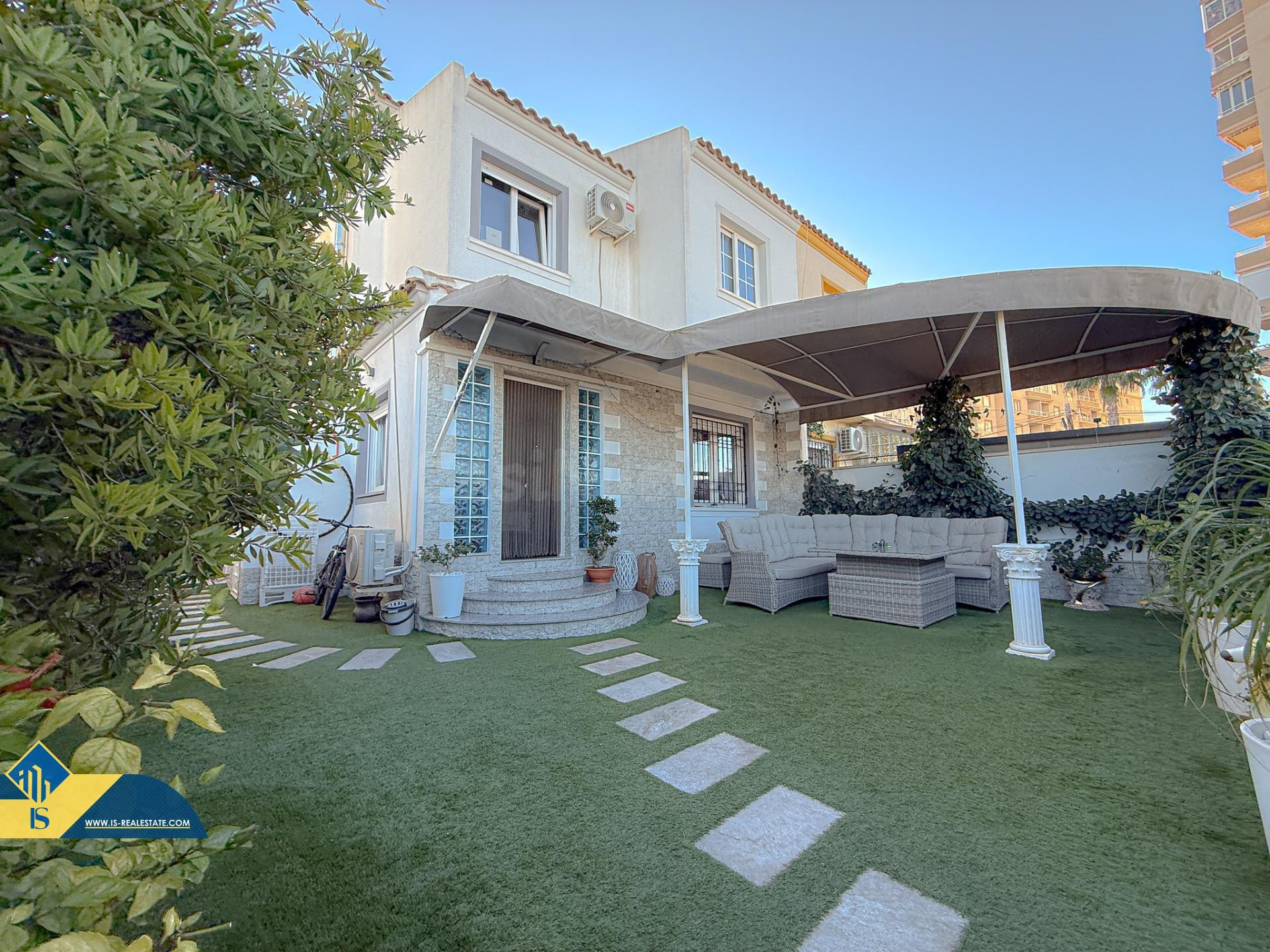 Increíble chalet pareado con diseño vanguardista en Aguas Nuevas