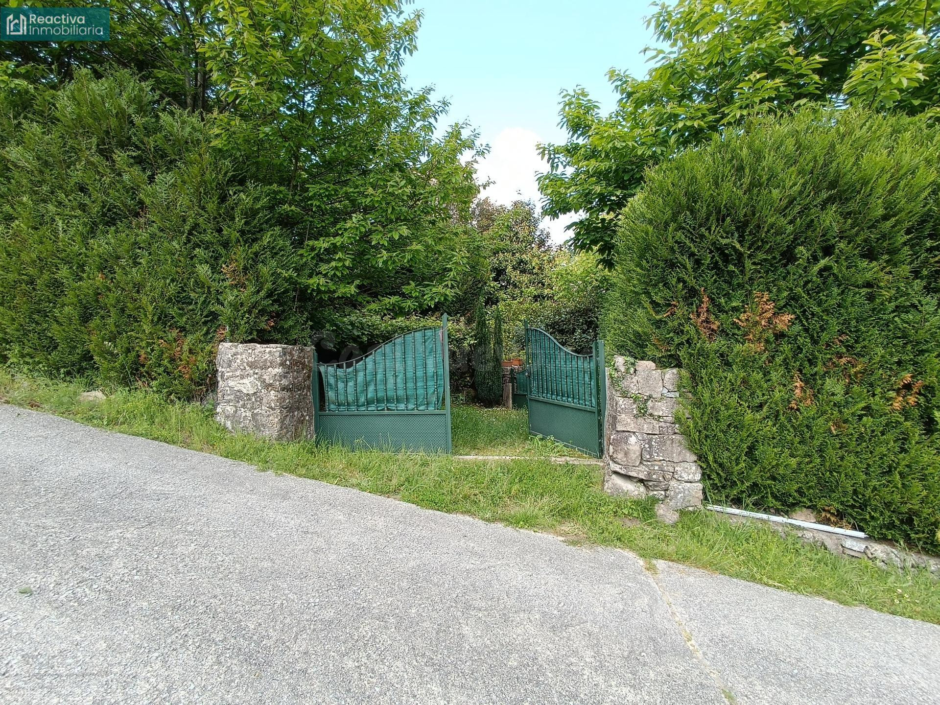 Finca urbana con casa de piedra para restaurar.