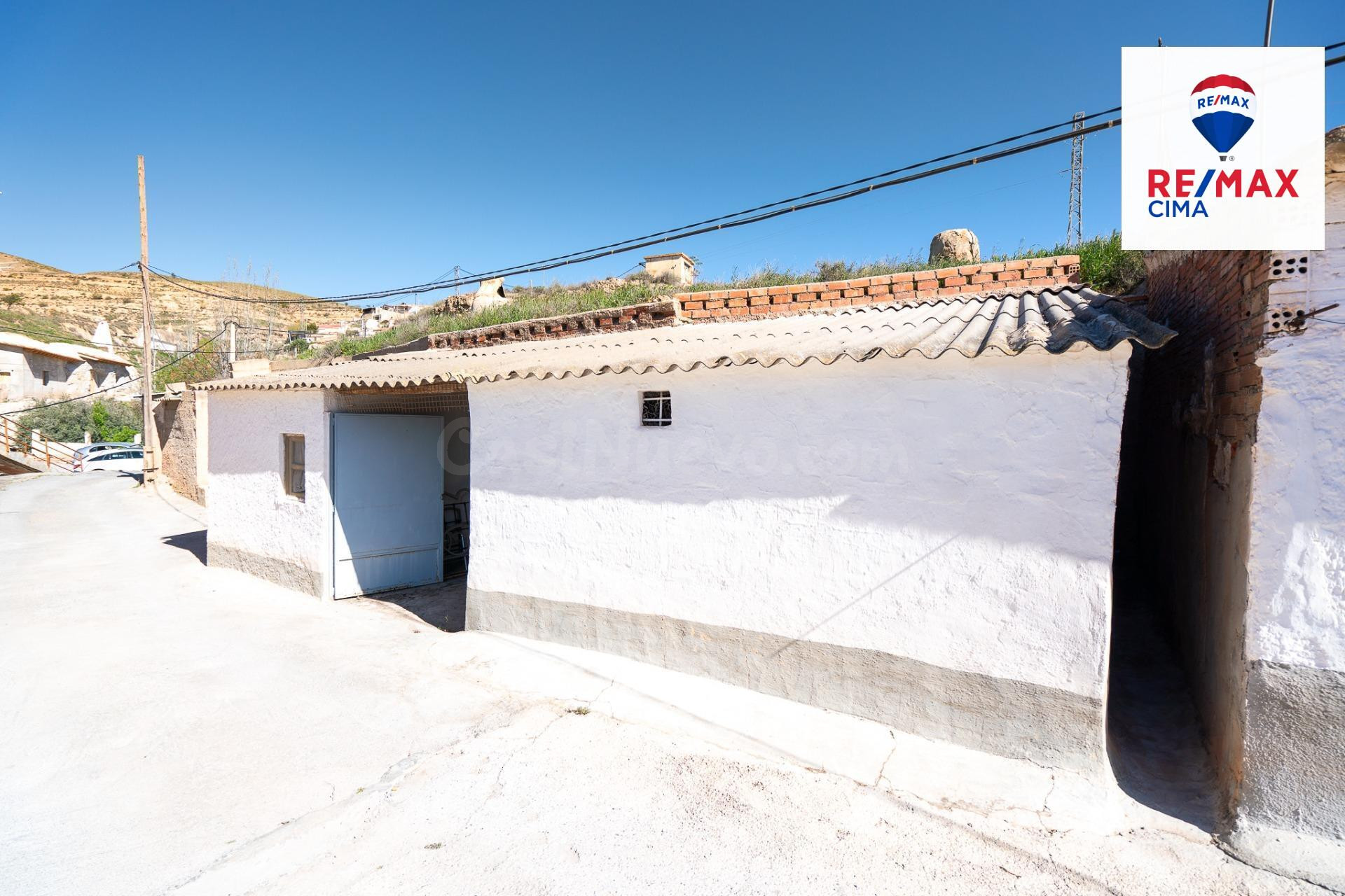 Oportunidad única en Zújar: dos cuevas con gran potencial