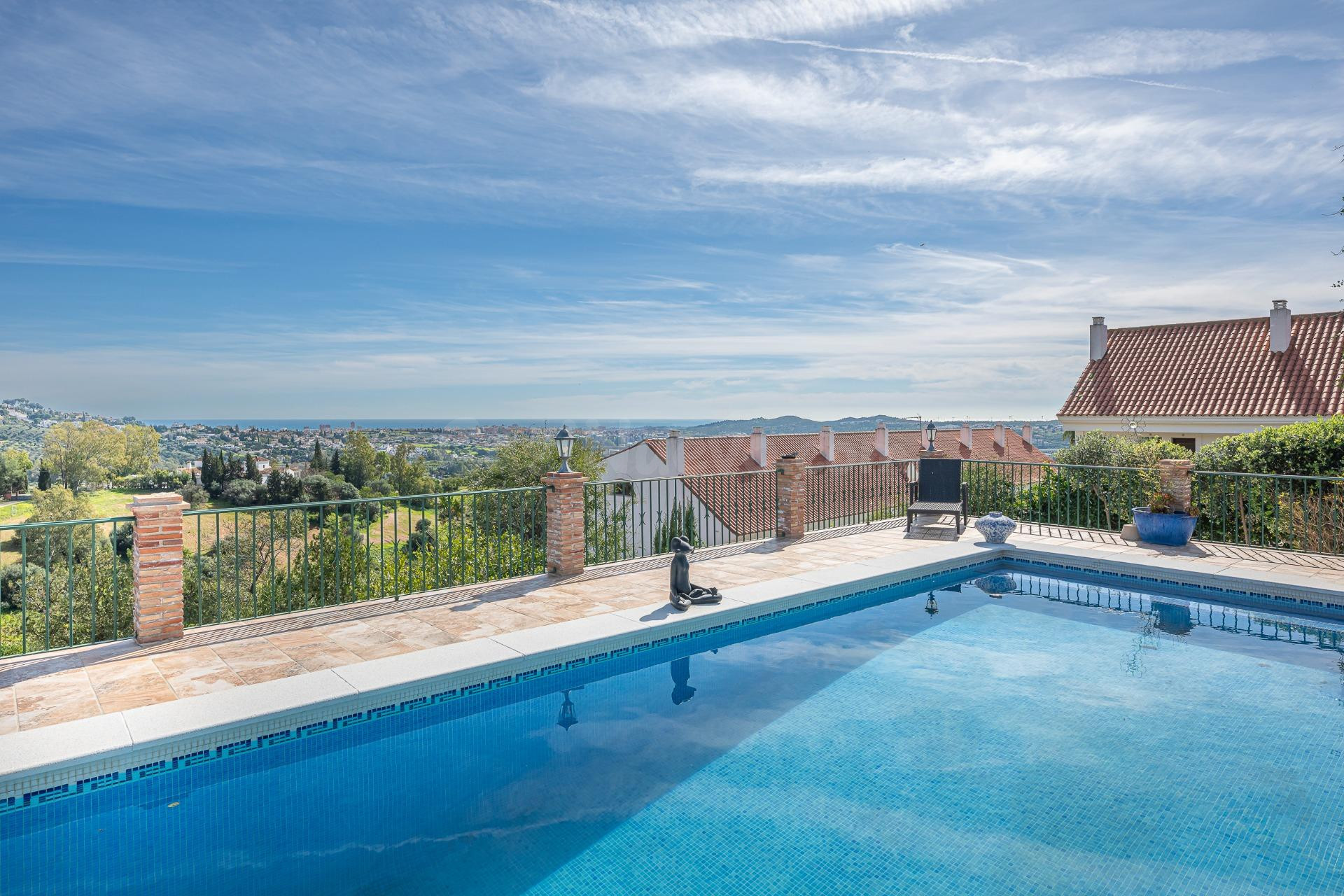 Villa con parcela de 6.000 m2, vistas al mar y suite independiente en Loma del Flamenco – Mijas Golf