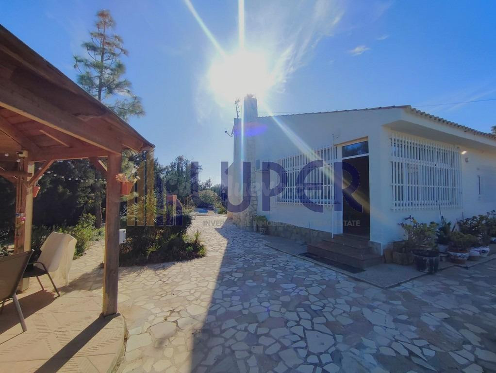 Chalet independiente con dos viviendas en parcela urbana de 2.000 m2