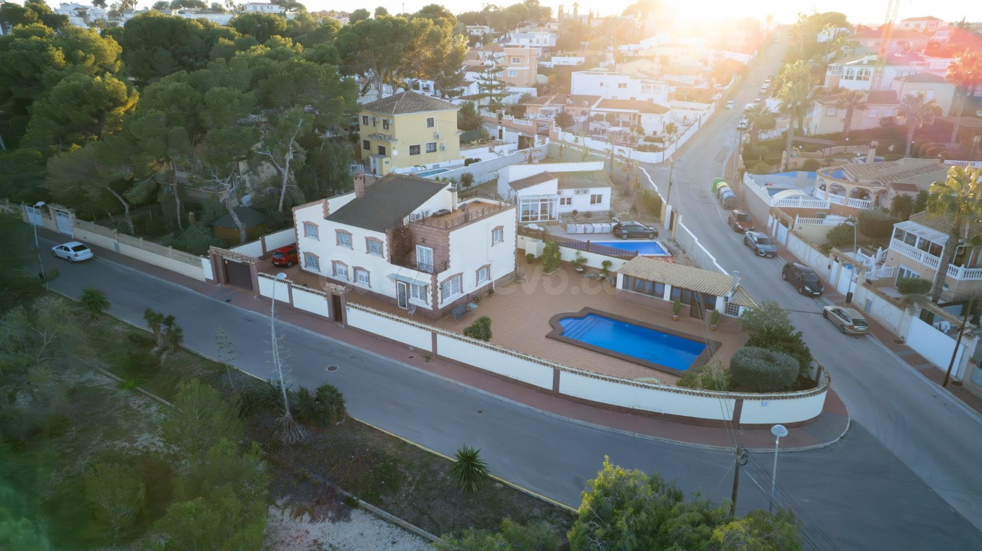 EXCLUSIVO CHALET EN LOS BALCONES – ELEGANCIA Y COMODIDAD.