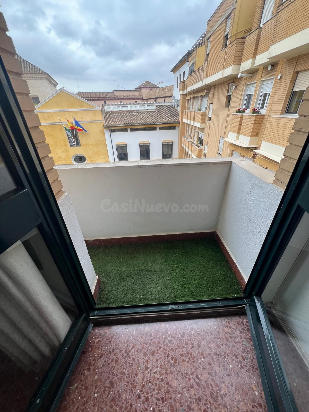 Centro Santa Catalina, Plaza Ponce de León. Excelente apartamento amueblado se alquila. Balcón terraza