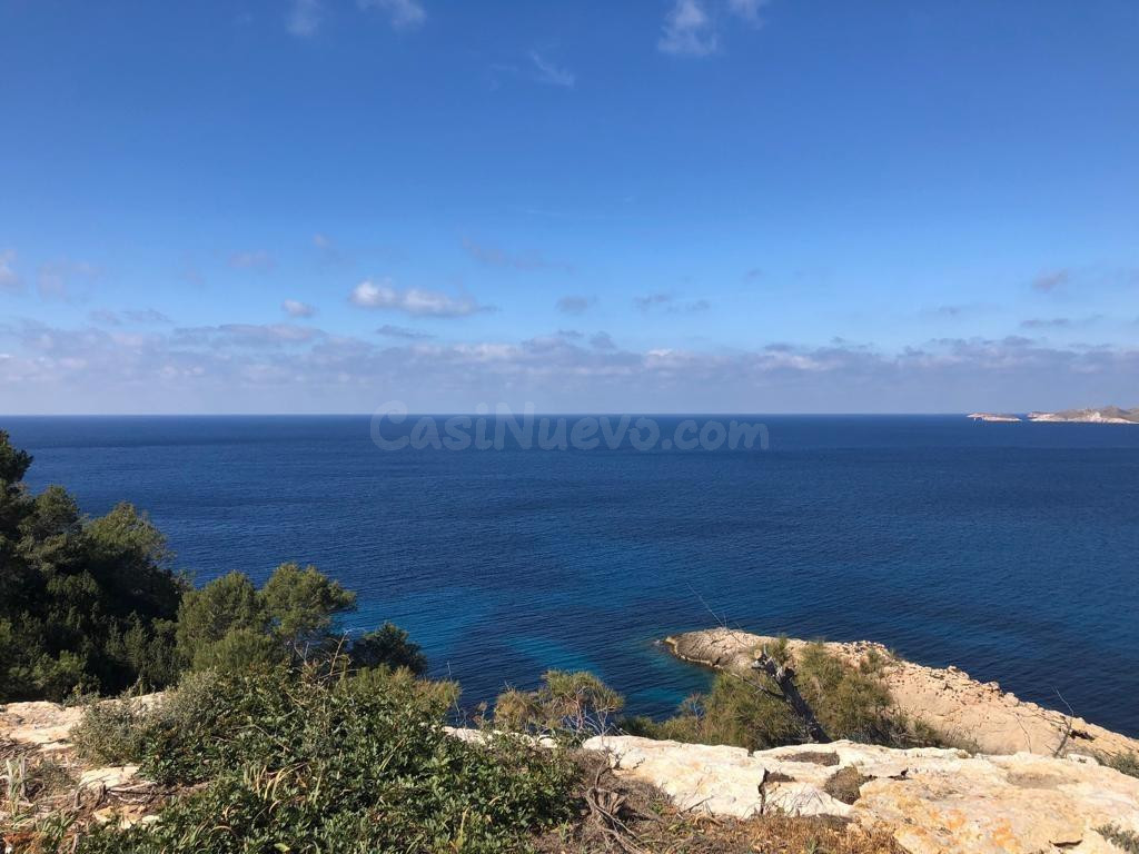Preciosa casa adosada en acantilado frente al mar — Entre Cala Tarida y Cala Molí (Ibiza)