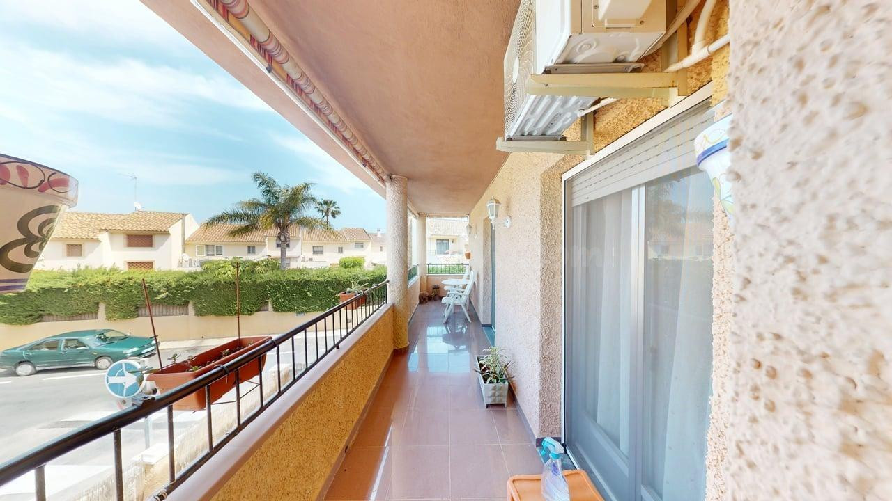 CASA CON SÓTANO Y JARDÍN