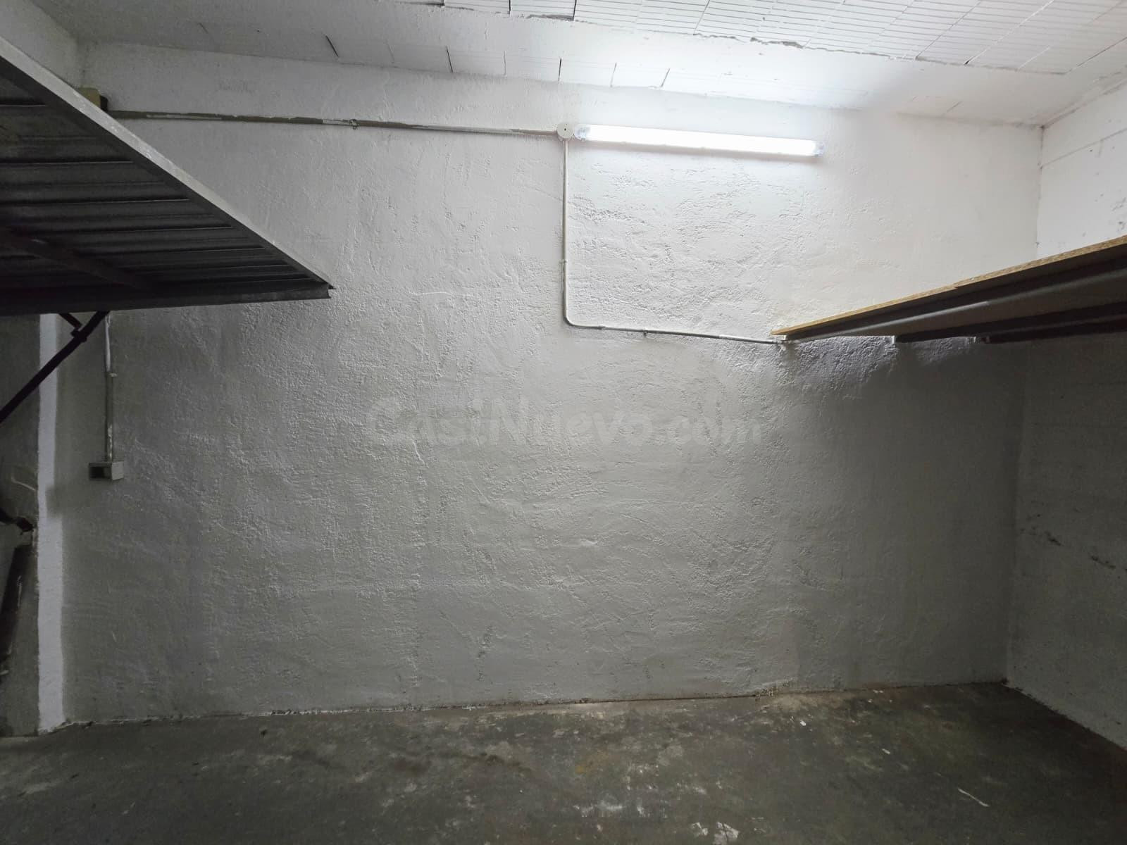 Garaje cabinado amplio con altillo y luz en excelente ubicación en Benidorm ideal inversion