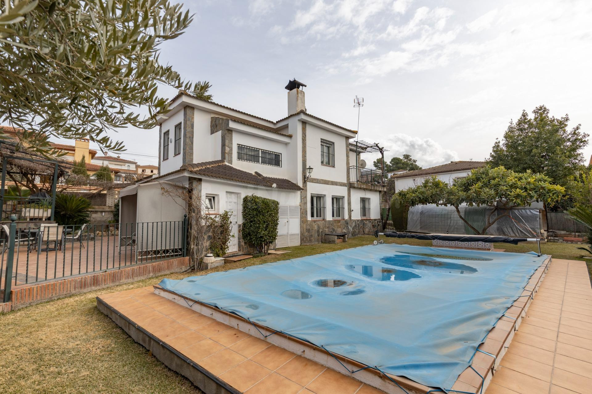 🏡 Vivienda Exclusiva en Urbanización Viñas del Rey – Otura