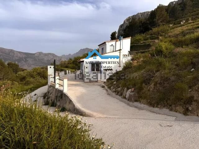 Chalet Renovado en Tárbena: Vistas y Autosuficiencia.