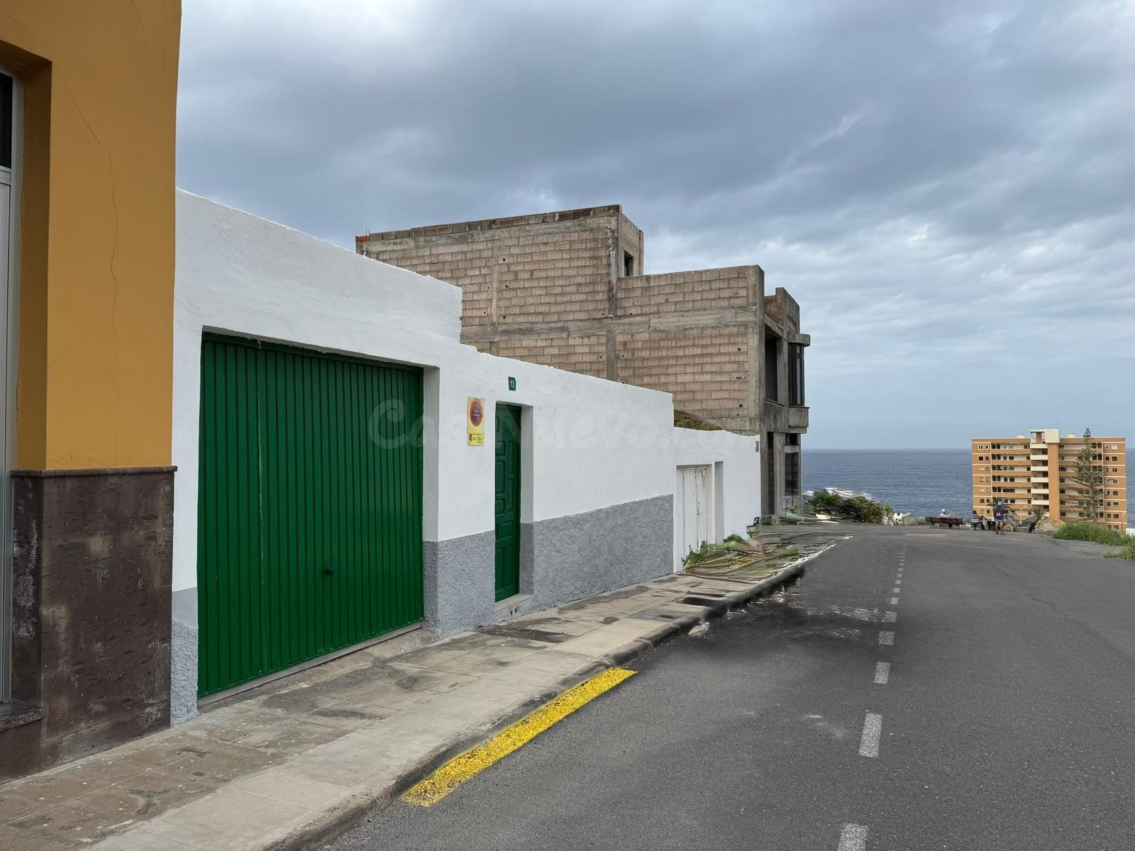Venta de vivienda con terreno y vistas al mar en Los Silos