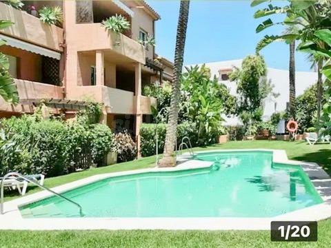 Elegante apartamento ubicado en la exclusiva zona de Las Lomas del Marbella Club, en plena Milla de Oro