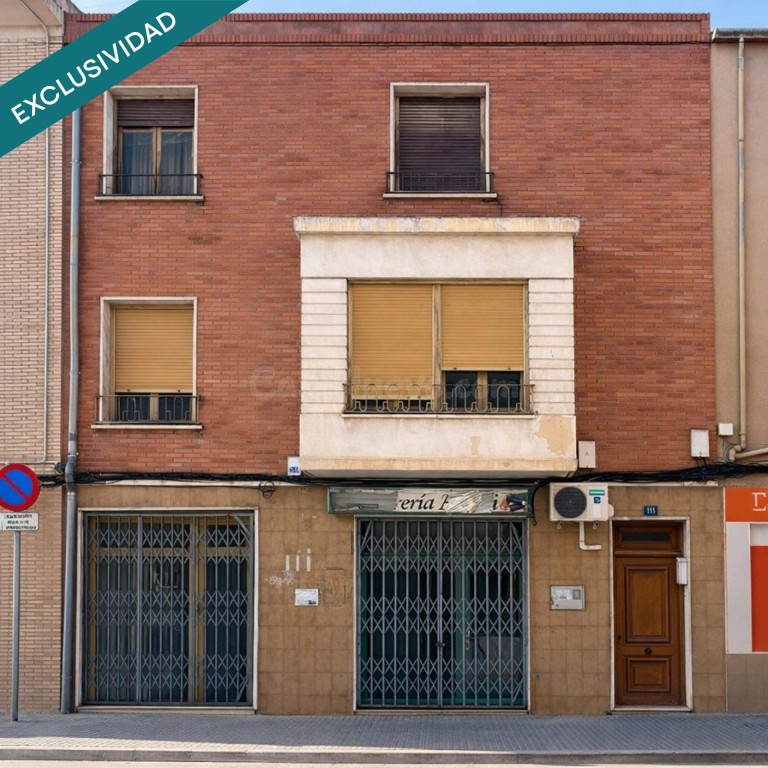 Casa adosada con dos viviendas independientes y local comercial.  ¡Gran oportunidad!