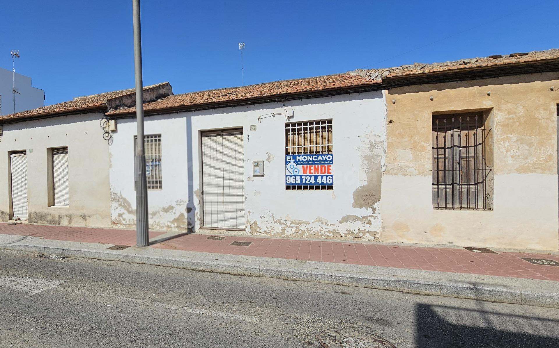 Propiedad con parcela en el centro de Guardamar para reformar o para obra nueva.