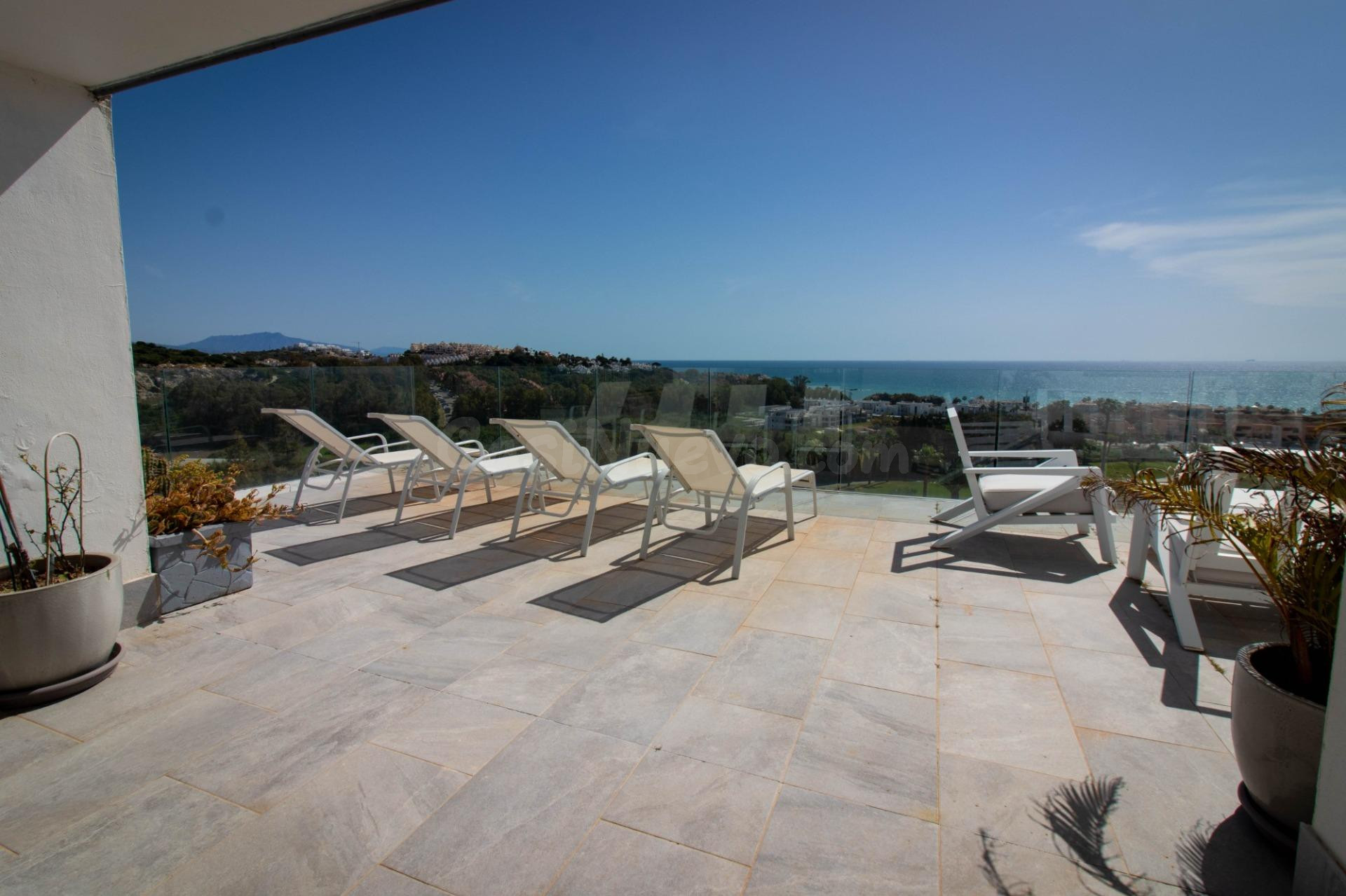 Espectacular ático de 3 dormitorios con vistas al mar en Doña Julia Golf, Casares