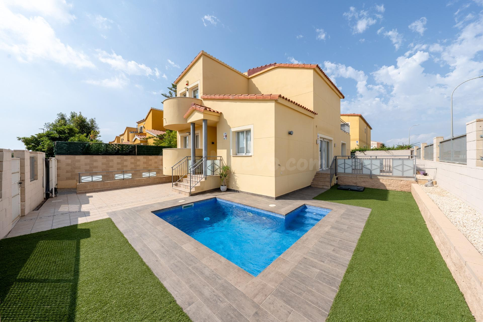 IMPRESIONANTE CASA ESQUINERA EN VILAFORTUNY
